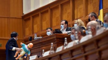 Orban, despre parlamentarii AUR: „Mănâncă în sala de plen şi se filmează ostentativ. Îi privim cu toleranță”