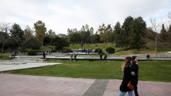 O femeie a murit la 20 de minute după ce s-a vaccinat cu serul de la AstraZeneca. A fost găsită fără suflare pe o bancă în parc