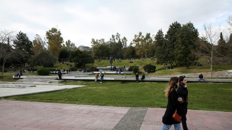 O femeie a murit la 20 de minute după ce s-a vaccinat cu serul de la AstraZeneca. A fost găsită fără suflare pe o bancă în parc