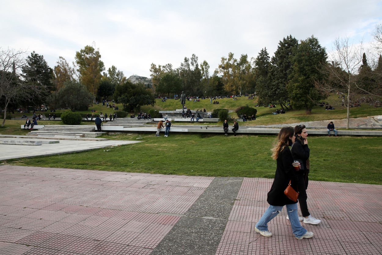 O femeie a murit la 20 de minute după ce s-a vaccinat cu serul de la AstraZeneca. A fost găsită fără suflare pe o bancă în parc