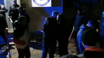 VIDEO. Zeci de jandarmi au organizat o petrecere-surpriză pentru șeful lor, fără măști și distanțare