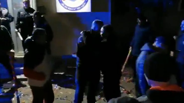 VIDEO. Zeci de jandarmi au organizat o petrecere-surpriză pentru șeful lor, fără măști și distanțare