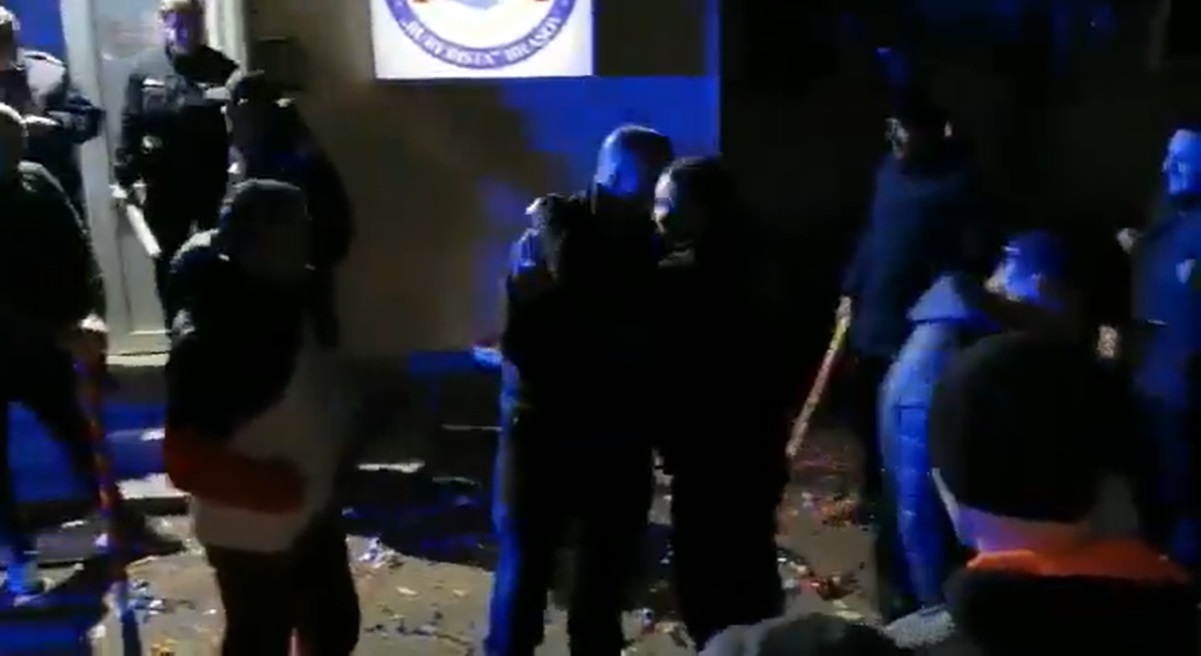 VIDEO. Zeci de jandarmi au organizat o petrecere-surpriză pentru șeful lor, fără măști și distanțare