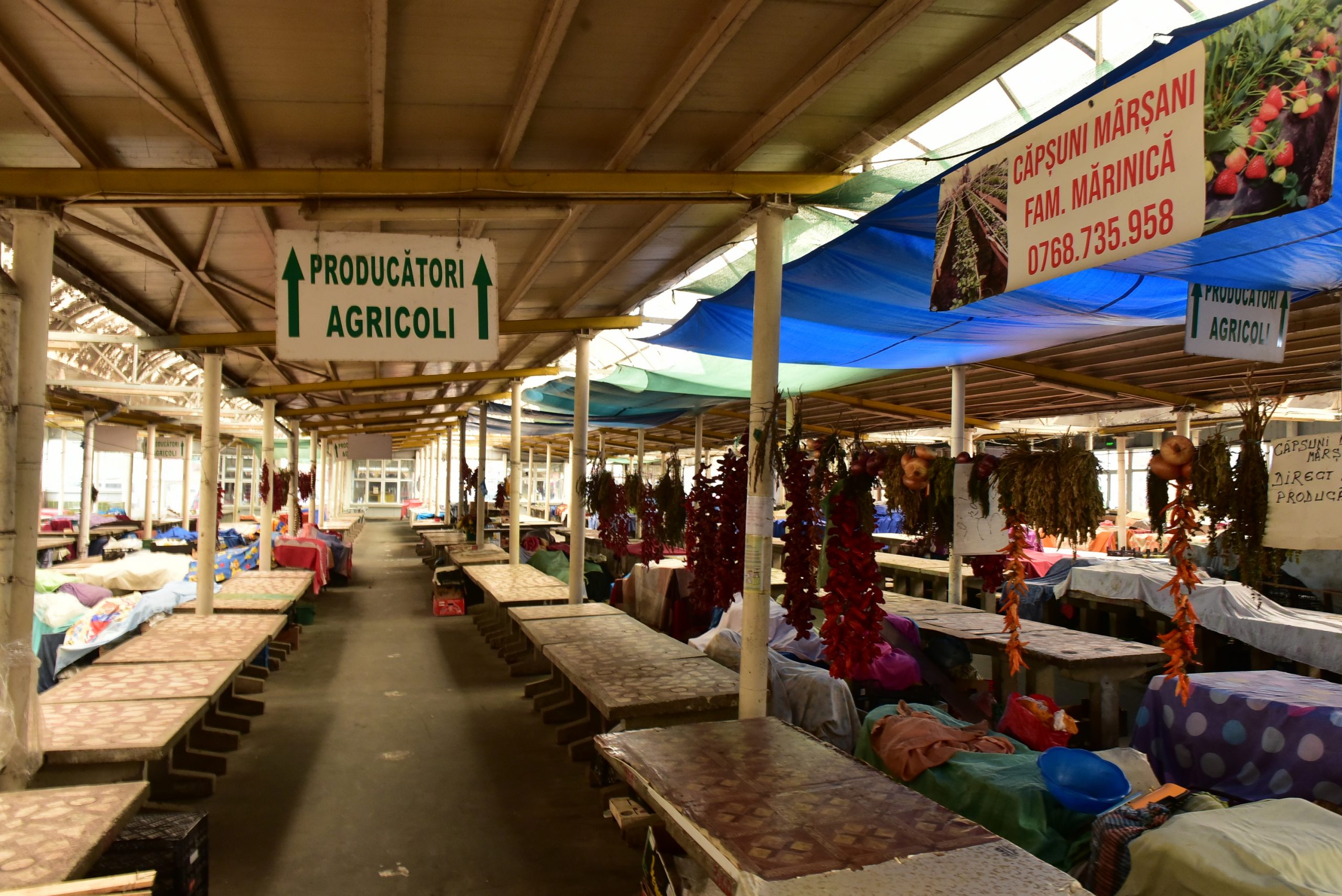 Pieţarii din sectorul 1 pot plăti cu cardul pentru închirierea tarabelor. Cum au primit vestea: „Ce ştiu eu să umblu cu ăla?“