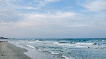 Sex pe plajă, la Constanța. Cum au fost prinși doi polonezi de polițiști