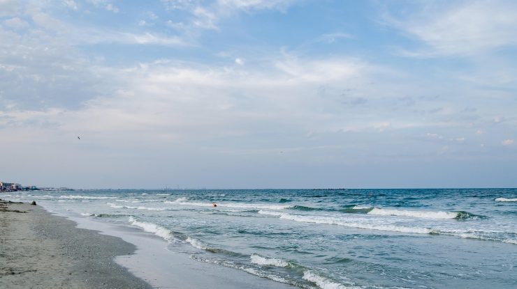 Constanța se aproprie de incidență 3 la mia de locuitori, dar a început pregătirea plajelor pentru sezonul estival