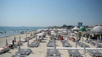 Plajele din Mamaia rămân închise până la 1 iulie. Antreprenorii estimează pierderi de aproxiamtiv 30%