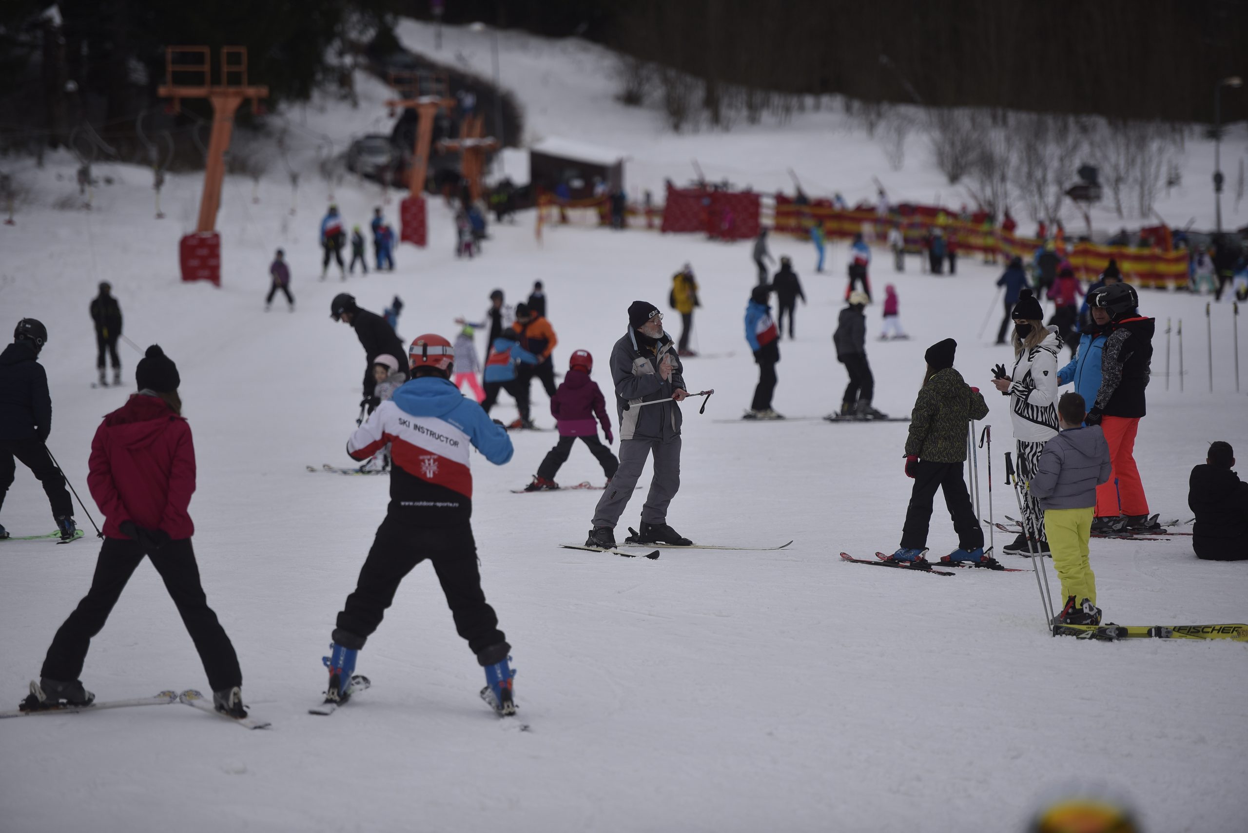 Spațiile de cazare de la munte ar putea fi limitate la 70% din capacitate. Care sunt localitățile vizate