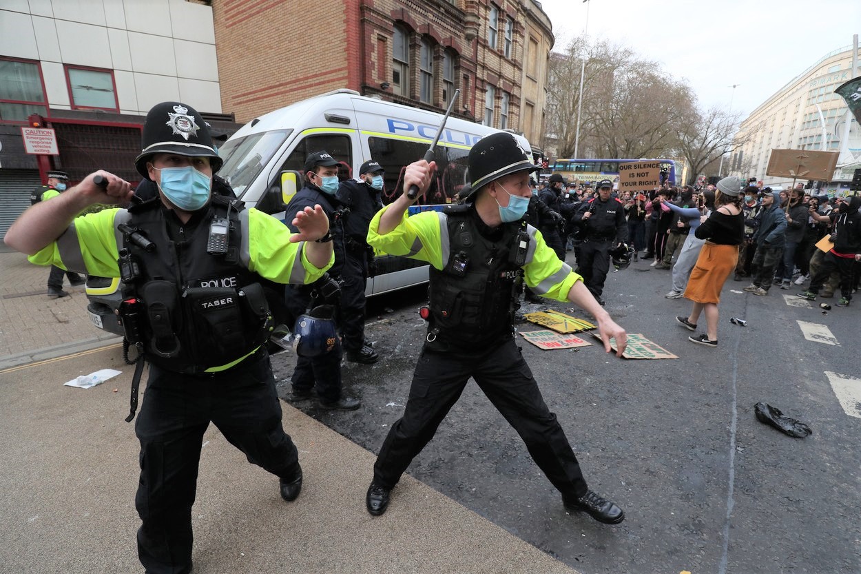 Polițiști grav răniți și mașini incendiate în timpul unui protest violent în Anglia