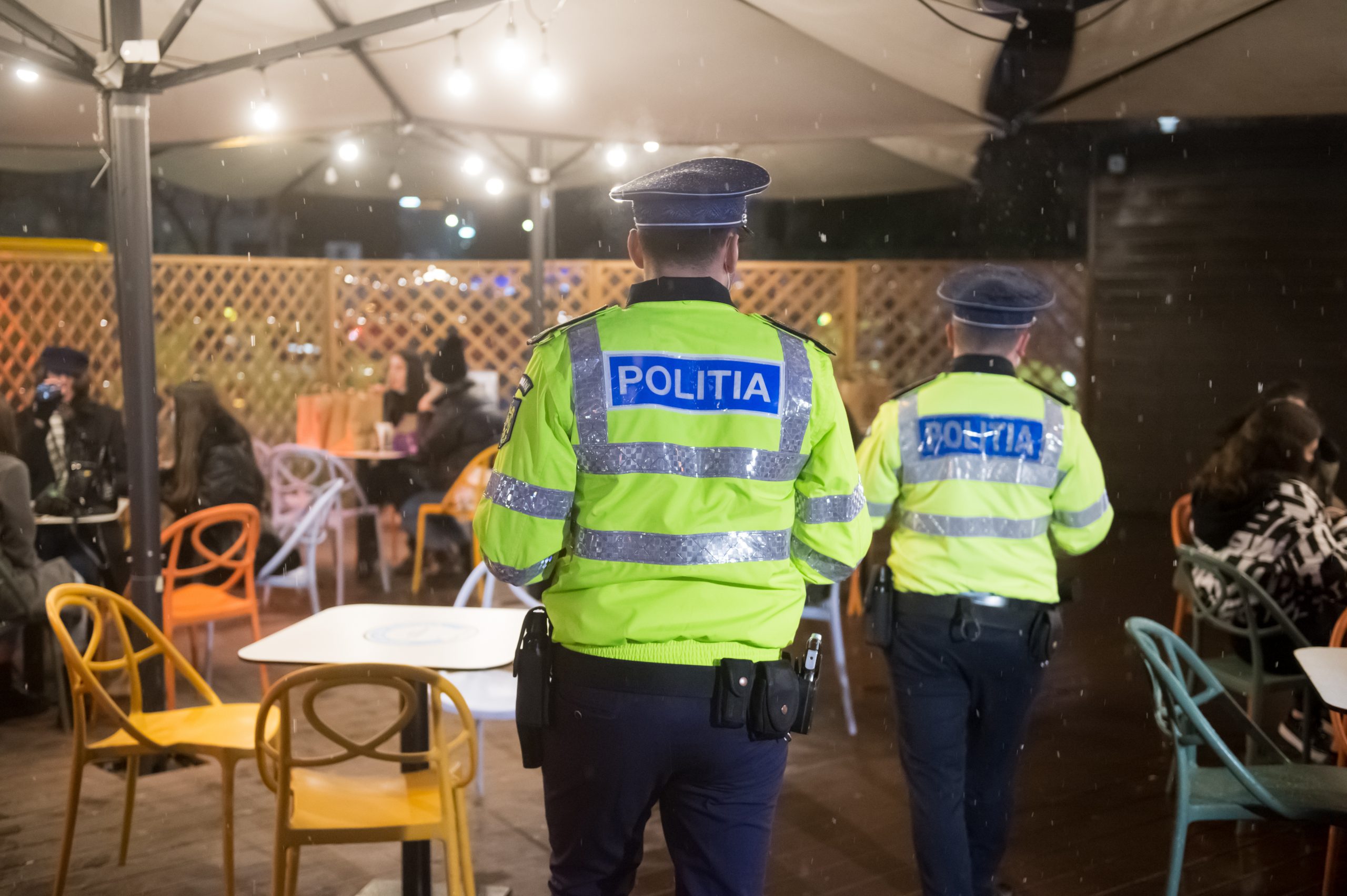 Nu există o lege care să permită închiderea restaurantelor sau magazinelor care nu respectă regulile „de pandemie”. Cum a dat Poliția amenzi