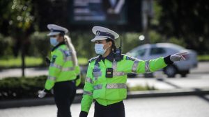 Polițistă care dirijează circulația.