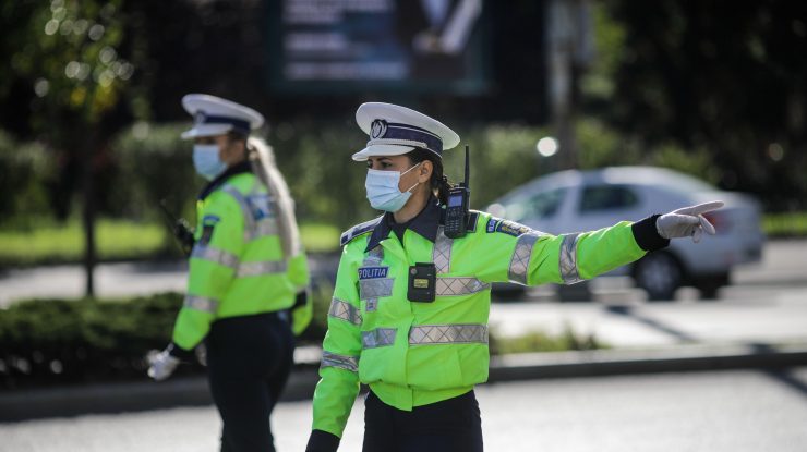 Polițistă care dirijează circulația.