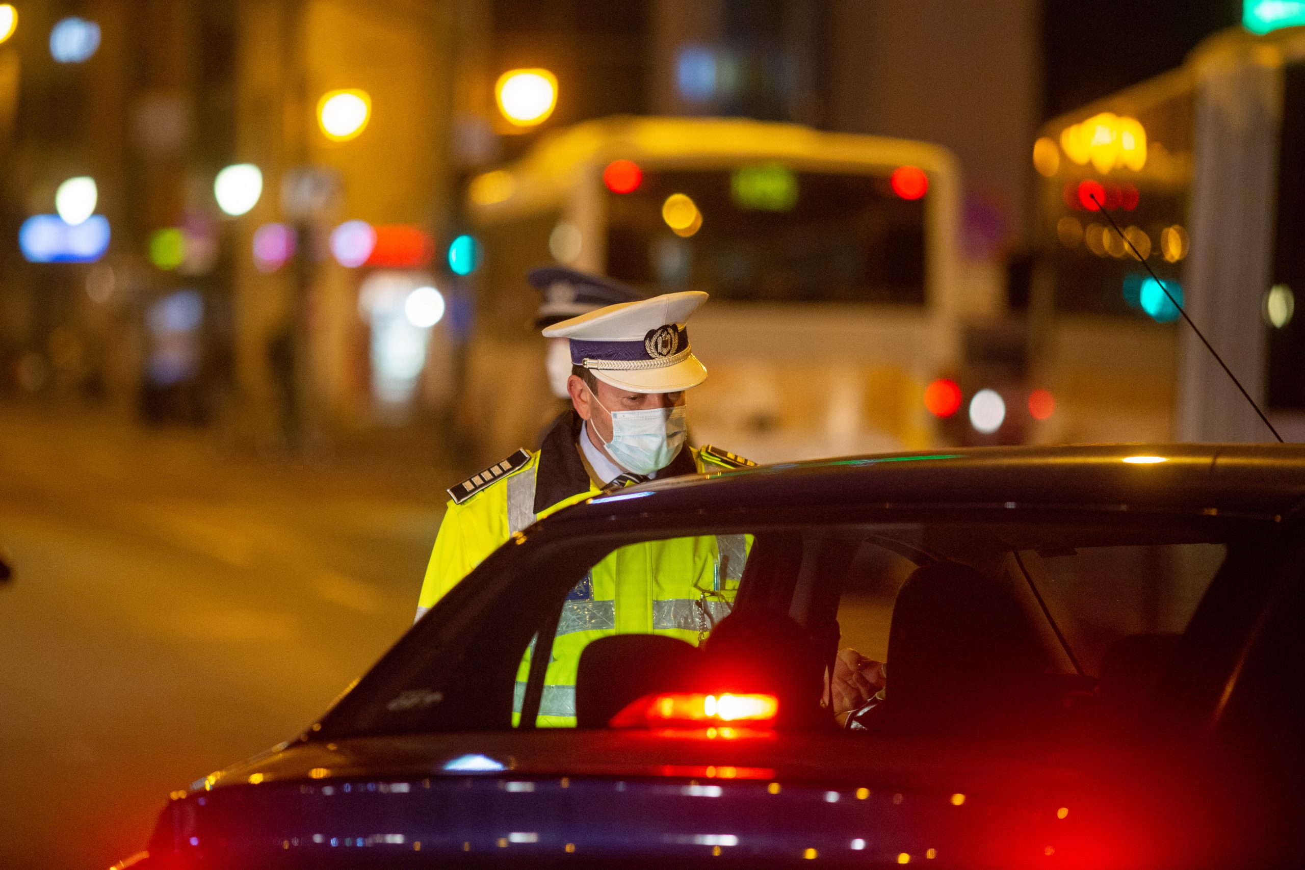 Peste 20 de polițiști le-au cerut mită șoferilor pentru a nu-i amenda sau lăsa fără permis