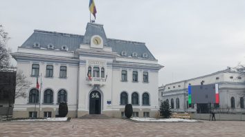 Piața Primăriei Pitești, vandalizată în mai puțin de opt ore de la inaugurare. Au fost smulse bănci și spoturi de lumină