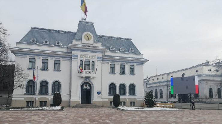 Piața Primăriei Pitești, vandalizată în mai puțin de opt ore de la inaugurare. Au fost smulse bănci și spoturi de lumină