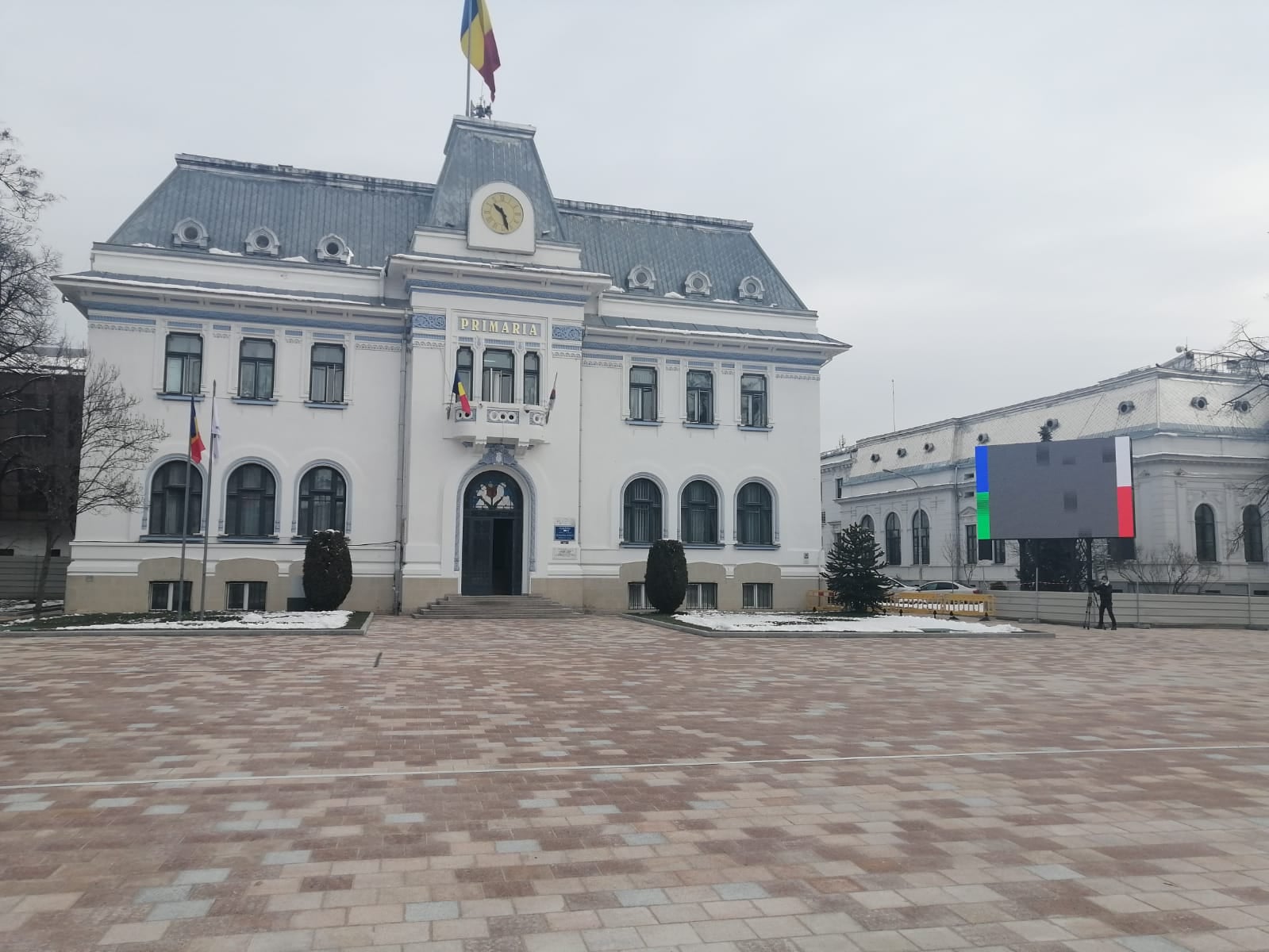 Piața Primăriei Pitești, vandalizată în mai puțin de opt ore de la inaugurare. Au fost smulse bănci și spoturi de lumină