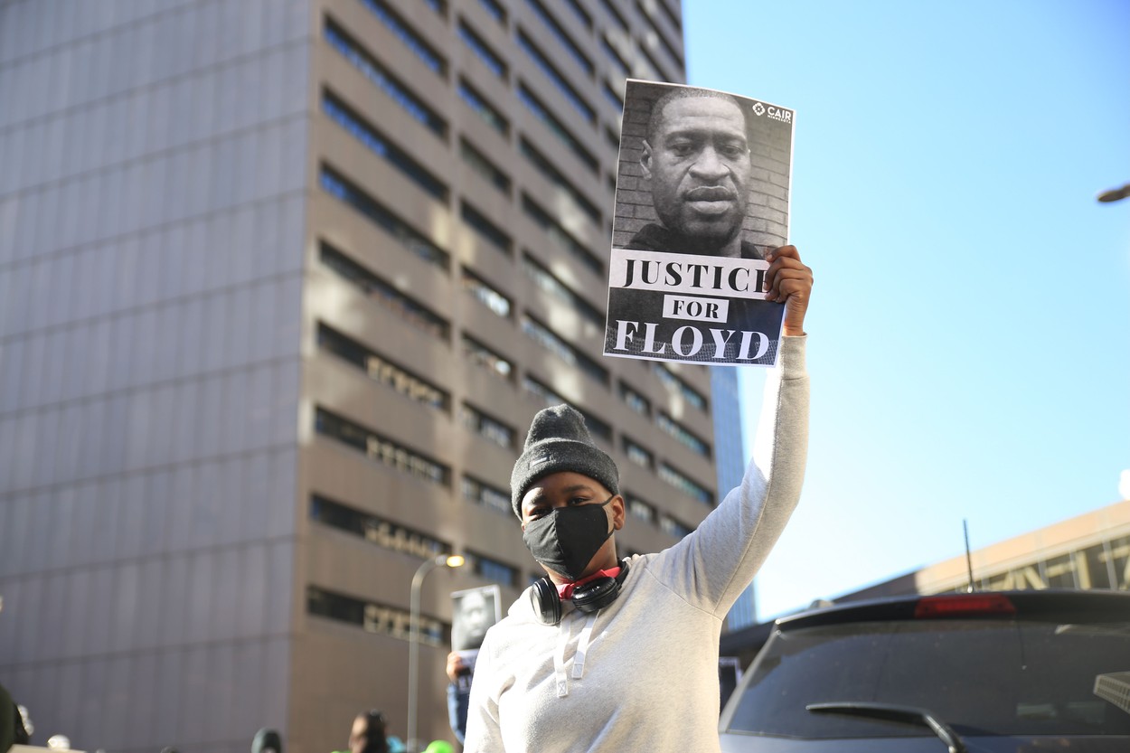 Începe procesul lui Derek Chauvin, poliţistul care este acuzat de uciderea lui George Floyd