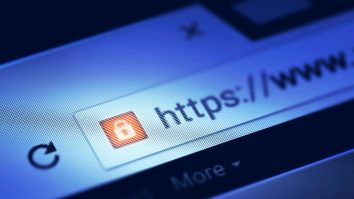 Pagină de internet fotografiată pe ecranul unui laptop.