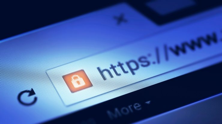 Pagină de internet fotografiată pe ecranul unui laptop.