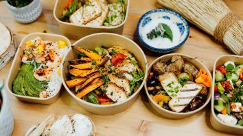 Afacerile care oferă meniuri zilnice realizate de nutriționiști devin tot mai populare. Cât te costă să mânânci sănătos