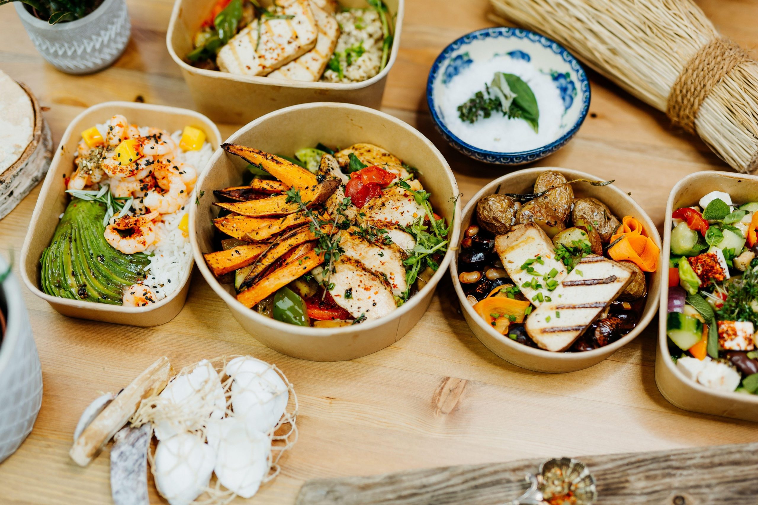 Afacerile care oferă meniuri zilnice realizate de nutriționiști devin tot mai populare. Cât te costă să mânânci sănătos