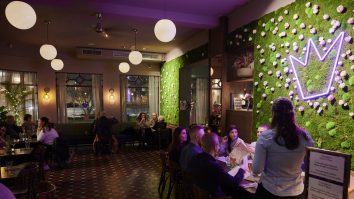 Localurile-sunt-deschise-în-Islanda