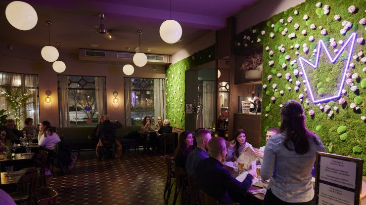 Localurile-sunt-deschise-în-Islanda