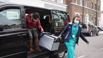 Cum funcționează programul Vaxi-Taxi din Marea Britanie: „Pacienţii pot primi serul și în taxi”