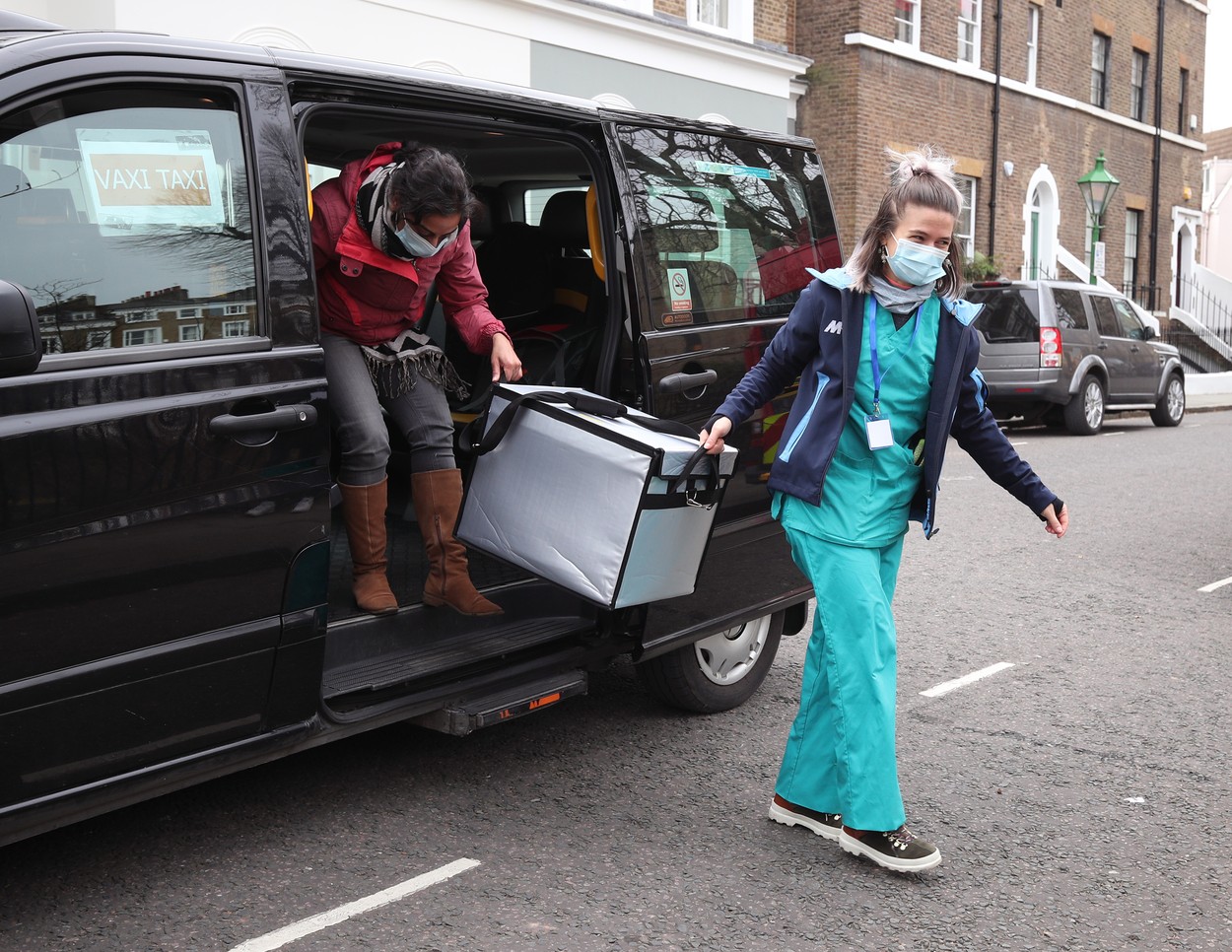 Cum funcționează programul Vaxi-Taxi din Marea Britanie: „Pacienţii pot primi serul și în taxi”