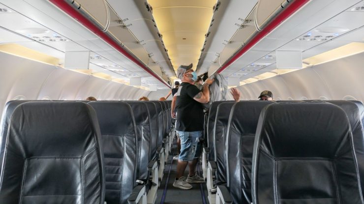 Însoțitor de zbor, condamnat la 2 ani de închisoare pentru răspândirea coronavirusului