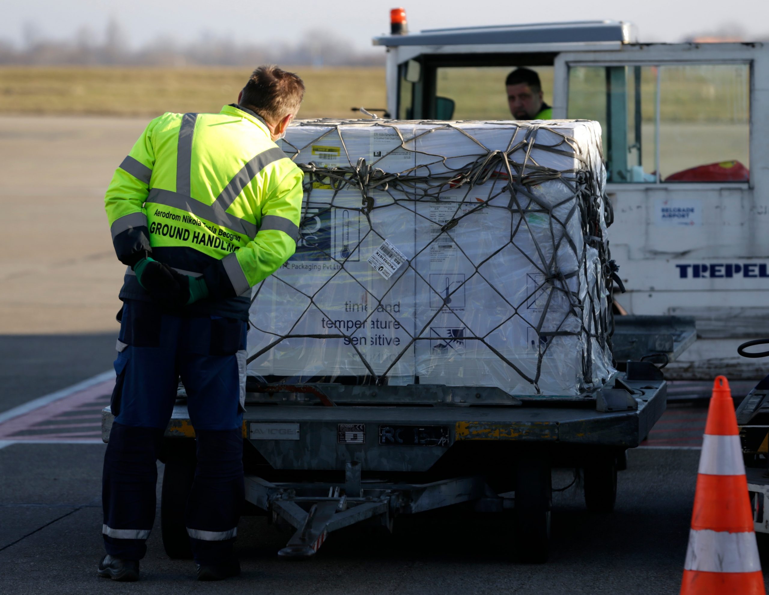 Franţa ar putea bloca transporturile de vaccinuri. Italia s-a opus deja unui export către Australia