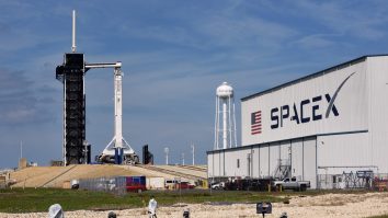 SpaceX anunță că echipajul pentru primul zbor spațial civil din istorie este complet. Cine sunt cei care vor urca la bord