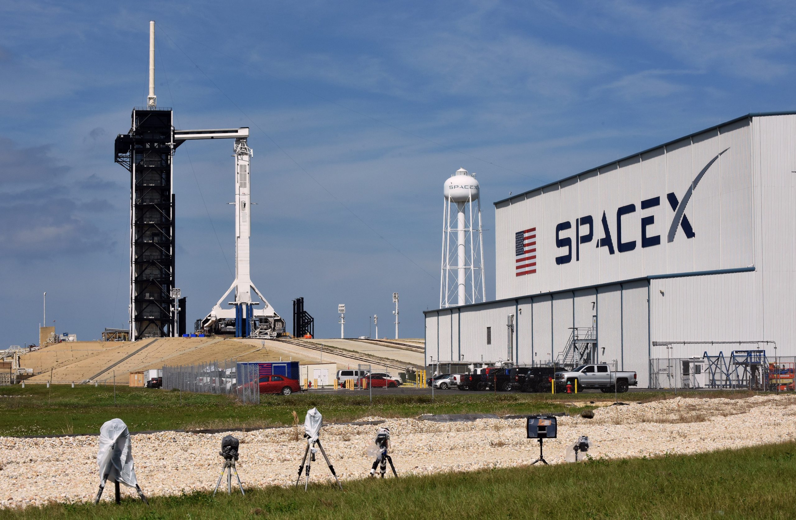 SpaceX anunță că echipajul pentru primul zbor spațial civil din istorie este complet. Cine sunt cei care vor urca la bord