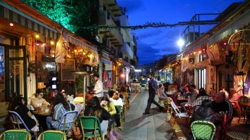 oameni la terasa in israel