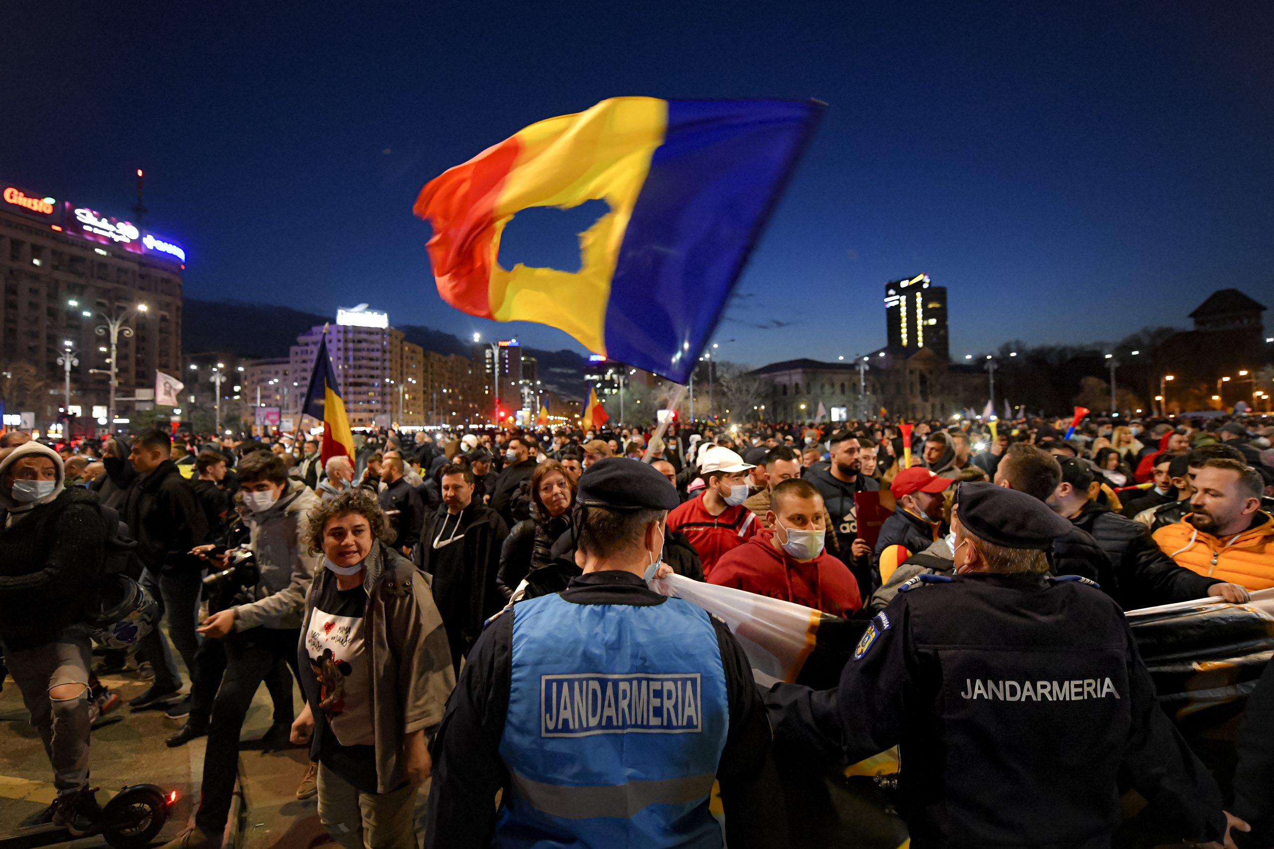 A patra noapte de manifestații împotriva restricțiilor: „Am ieșit pentru că mi-a ajuns cuțitul la os“. Numărul participanților, tot mai mic