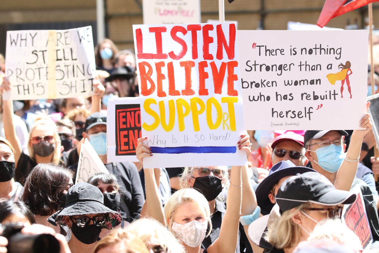 Sute de femei au protestat împotriva abuzurilor sexuale, în Australia. Guvernul se confruntă cu acuzaţii de viol