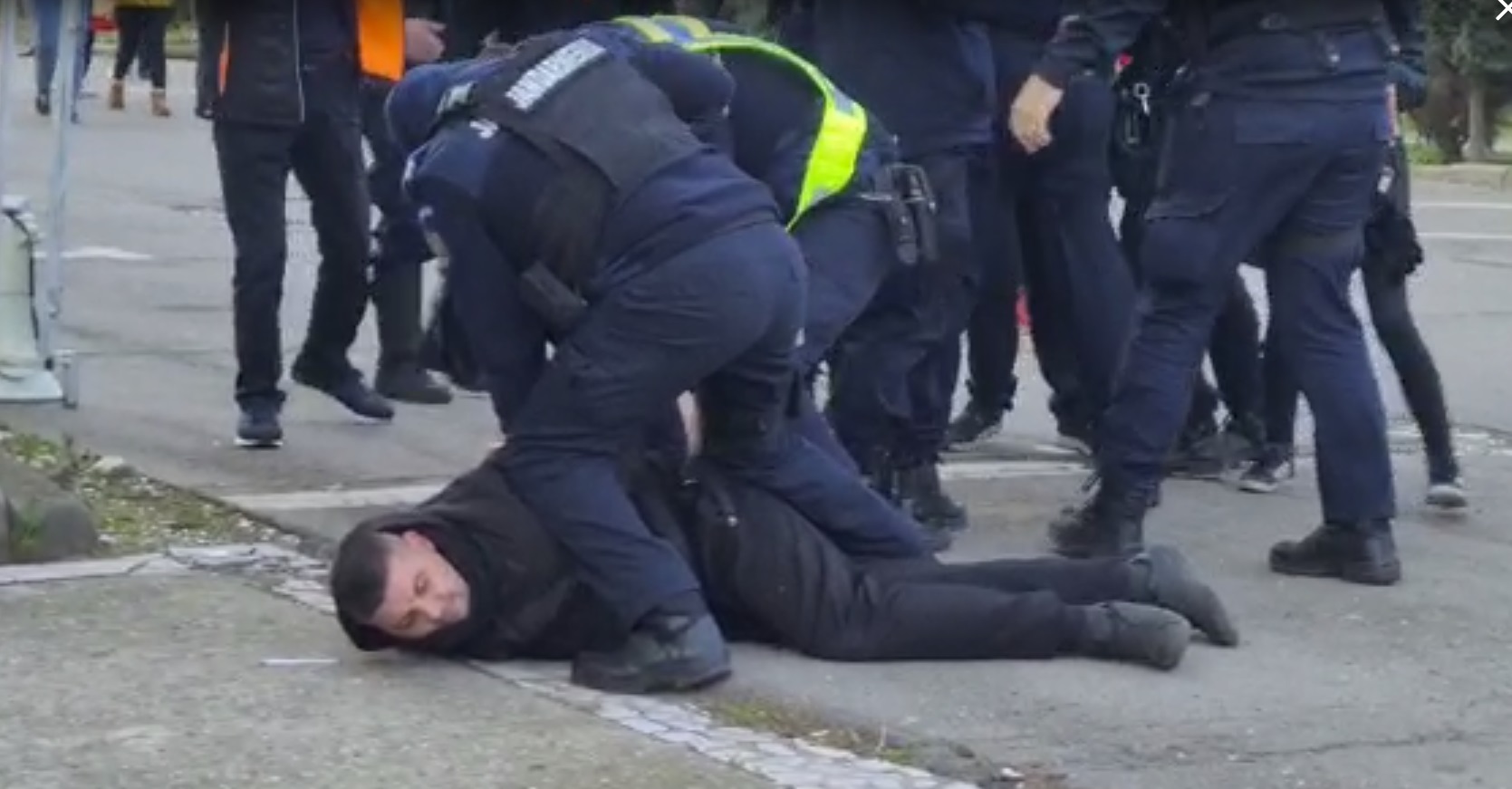 Anti-restricții, ziua 4. Protestele continuă în România. Constanța: Un bărbat a fost pus la pământ de jandarmi și băgat în dubă