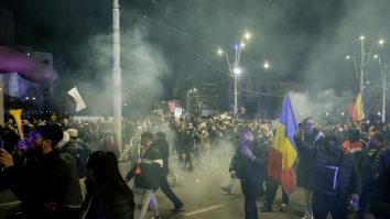 Urmările protestelor din Capitală: fapte de ultraj, distrugere și furt calificat. Nicușor Dan face un apel la solidaritate