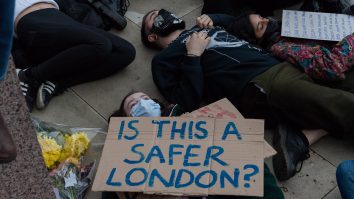 Tensiuni în Marea Britanie, după ce o tânără a fost ucisă de un poliţist. Priveghiul organizat pentru victimă, întrerupt de oamenii legii