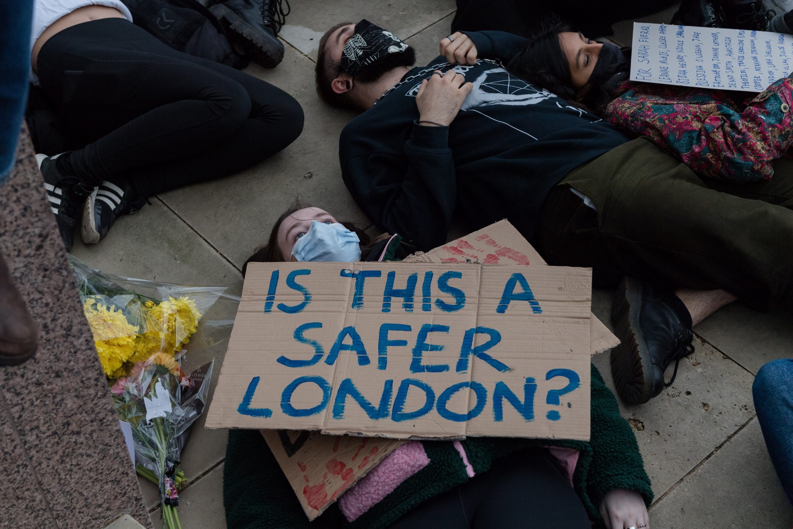 Tensiuni în Marea Britanie, după ce o tânără a fost ucisă de un poliţist. Priveghiul organizat pentru victimă, întrerupt de oamenii legii