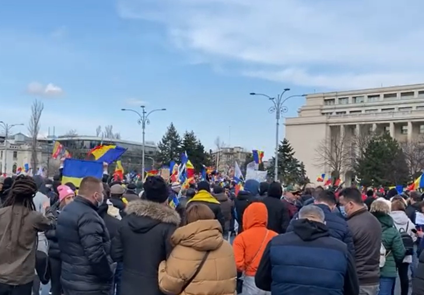 VIDEO. Proteste împotriva restricțiilor, în București și în mai multe orașe mari din țară. Jandarmii au aplicat amenzi de aproape 30.000 de lei