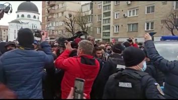 VIDEO. Scandal la protestul din Sibiu. Jandarmii au înconjurat protestatarii pentru a-i împiedica să meargă pe un anumit traseu