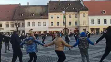 Manifestanții au dansat Hora Unirii în Piața Mare din Sibiu, acompaniați de vuvuzele și de aplauzele oamenilor din jur: „Jos masca!”