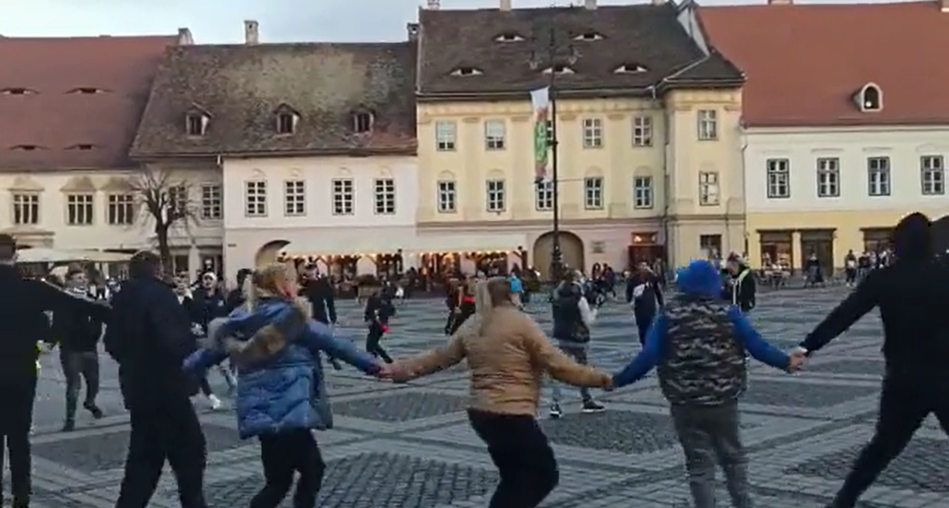 Manifestanții au dansat Hora Unirii în Piața Mare din Sibiu, acompaniați de vuvuzele și de aplauzele oamenilor din jur: „Jos masca!”