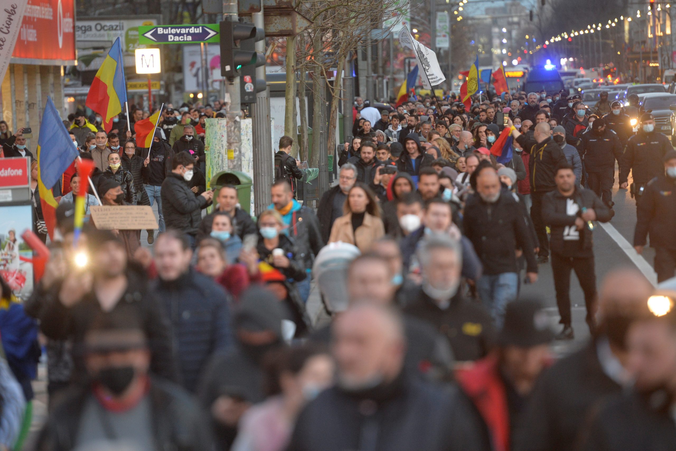 Care sunt nemulțumirile celor care au ieșit în stradă în a doua seară de proteste. „Nu se mai poate. Trăim din economii”
