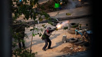 „Ne omoară ca pe găini”. Armata a deschis din nou focul în Myanmar, ucigând aproape 100 de civili