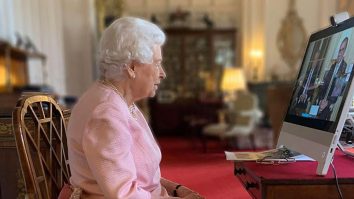 Cum arată noua statuie a reginei Elisabeta a II-a. Suverana Marii Britanii a participat online la ceremonia de dezvelire. FOTO