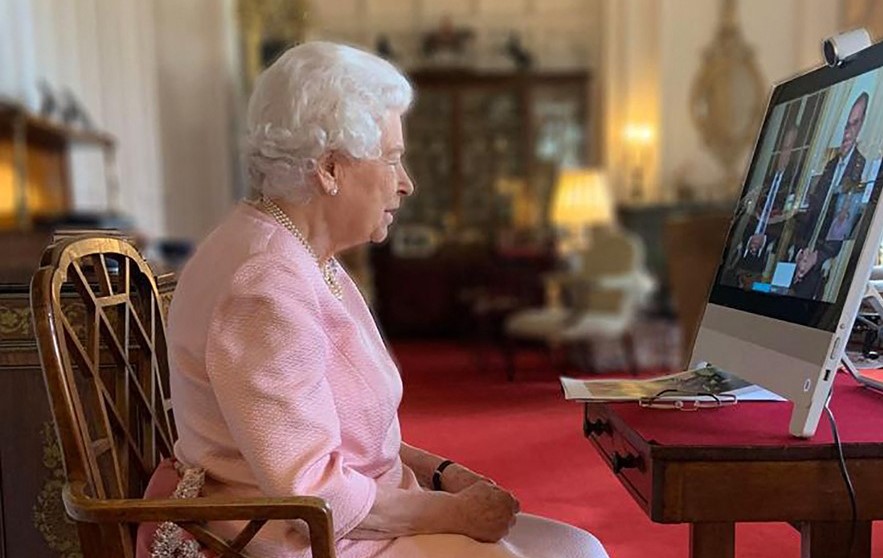 Cum arată noua statuie a reginei Elisabeta a II-a. Suverana Marii Britanii a participat online la ceremonia de dezvelire. FOTO