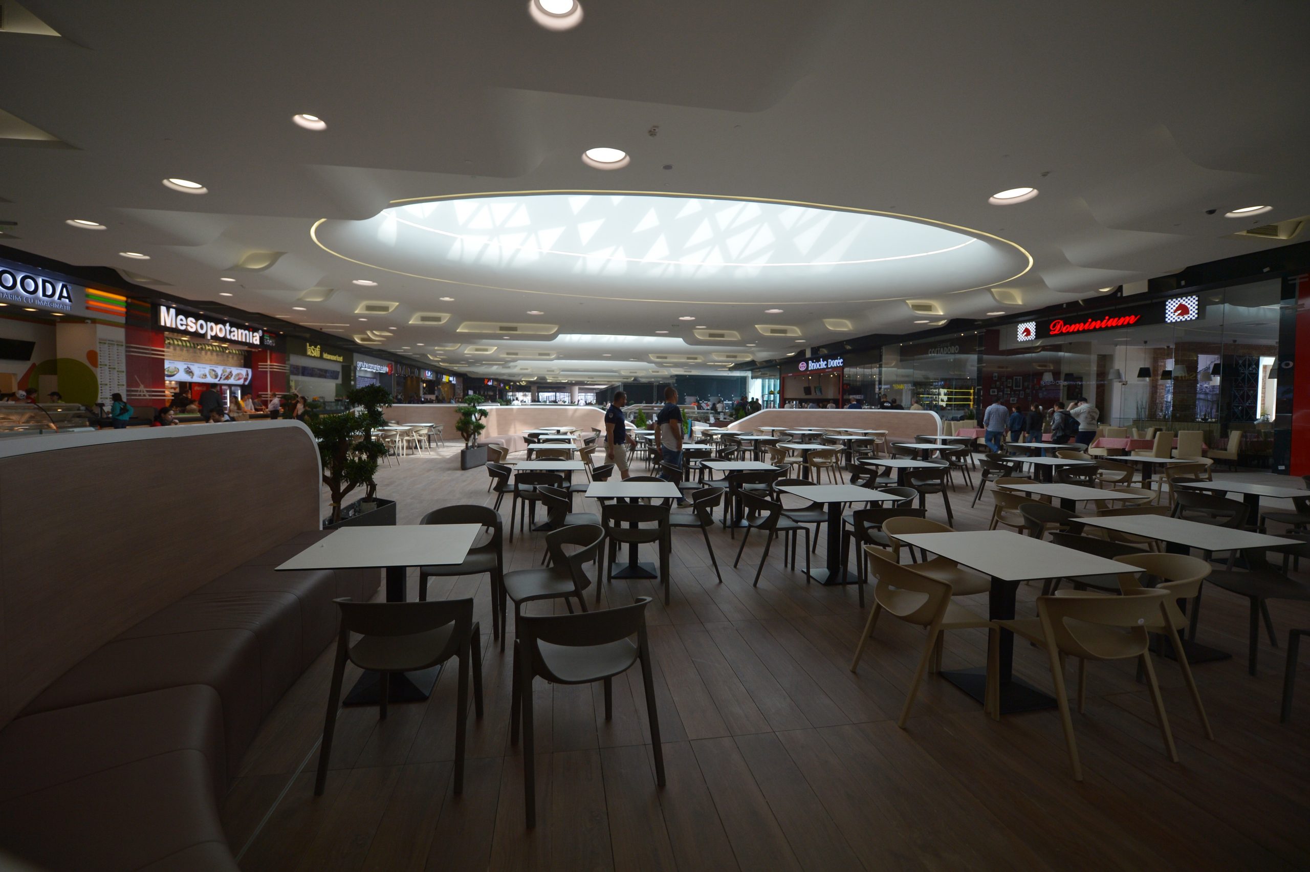 Pandemia a schimbat obiceiurile de consum. Cu 25% mai mulți români nu mai mănâncă la restaurantele din mall