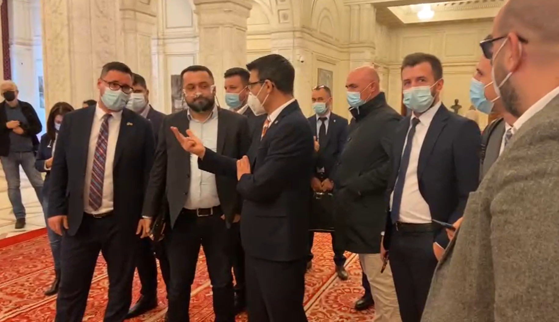 Scandal cu înjurături între AUR și USR în timpul unei declarații de presă susținută de Dan Barna. „Ești un zero barat, un nimeni în drum”